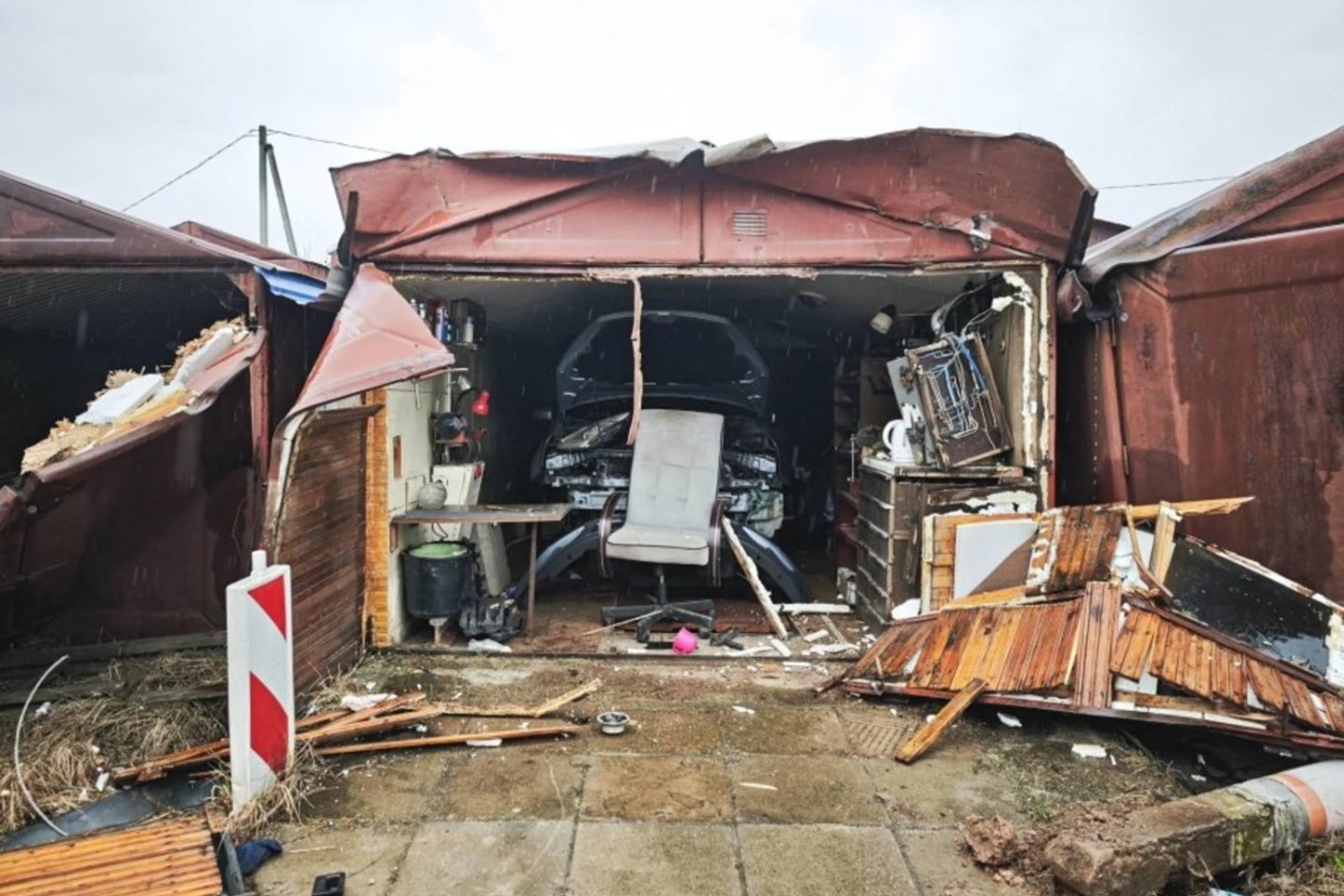 Istorija dėl Technikos gatvėje griaunamų garažų tampa dar painesnė. Praėjusią savaitę rašėme apie kauniečius, kurie atvykę į garažus rado juos nugriautus ar apgadintus su viduje buvusiais daiktais ir net automobiliais.<br>R. Tenio / „Kas vyksta Kaune“ nuotr.