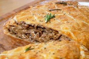 Traškus ir aromatingas grybų pyragas: tikra šventė skonio receptoriams