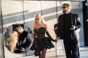 Į „Auksinius svogūnus“ atvyko Oksana Pikul ir Dominykas Dirkstys: akį traukė suderinti įvaizdžiai