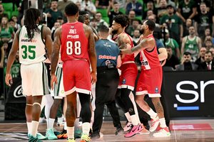 Graikijos grandų priešprieša baigėsi susistumdymais, suplėšytais marškinėliais ir „Olympiakos“ pergale