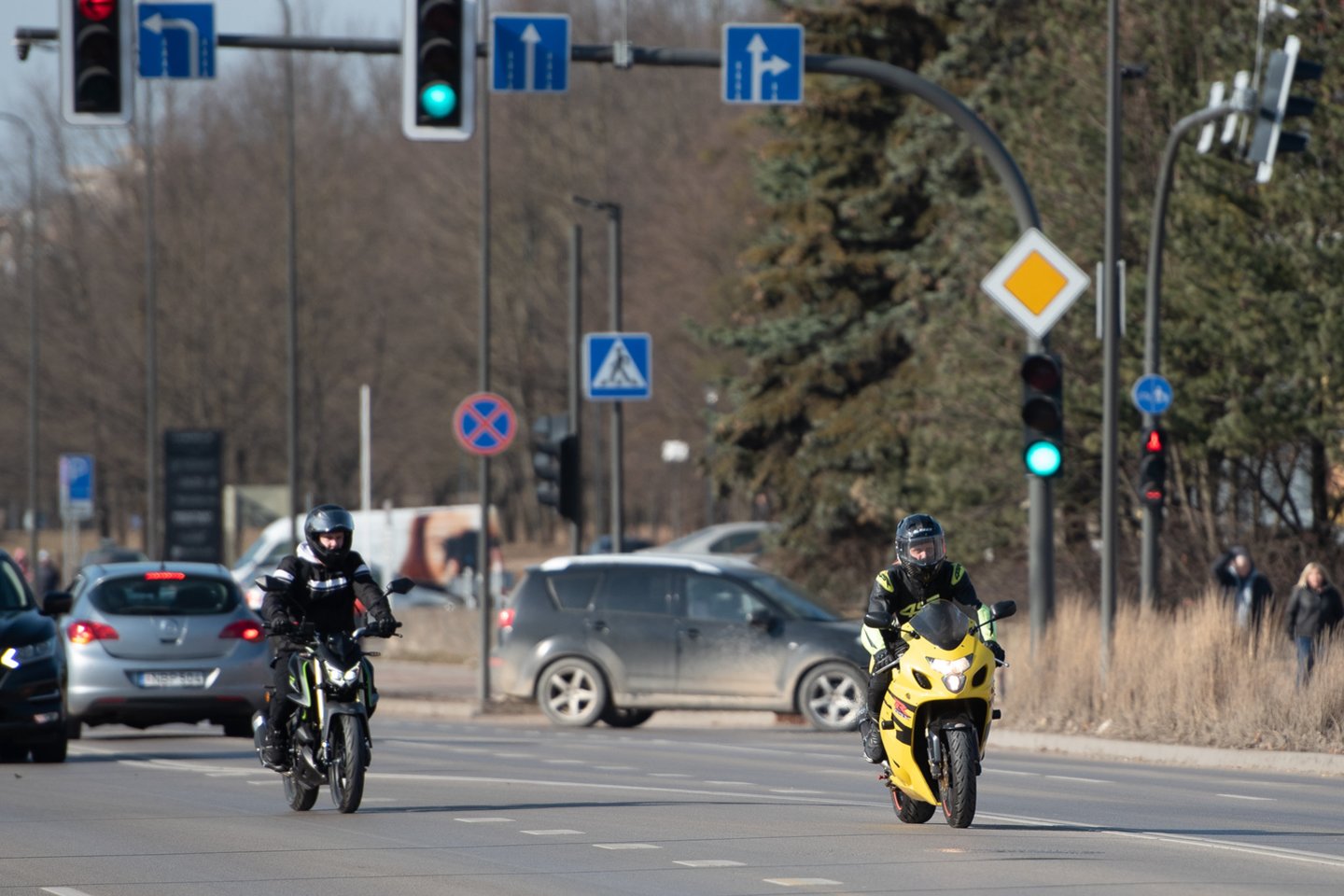 Vairuotojus įspėja dėl Kelių eismo taisyklių pasikeitimų ir intesyvesnio eismo.<br>R.Vilkelio nuotr.