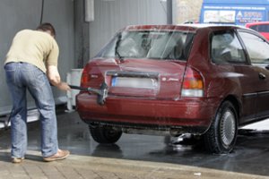 Norite sutaupyti ir nusiplauti automobilį kieme? Sumokėsite daug brangiau, nei plovykloje