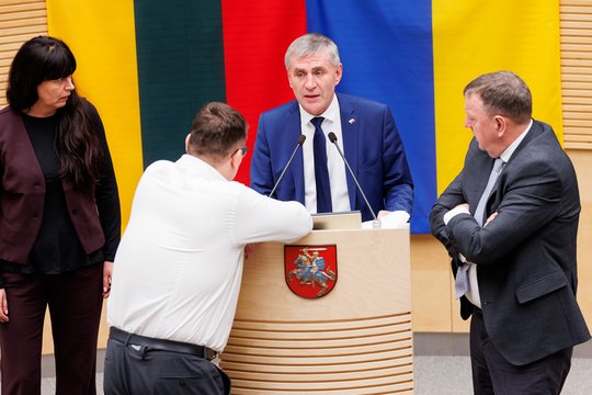 Drama dėl LRT tęsiasi: buvęs ministras pasišovė mažinti prezidento galias, dėl pataisų – audros komitete