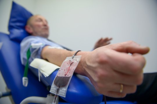 Kraujo atsargos Santaros klinikose pasiekė kritinę ribą: „Einame link sprendimo stabdyti operacijas“