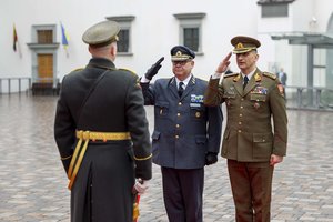 Lietuvoje lankosi Švedijos ginkluotųjų pajėgų vadas