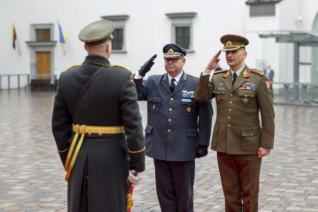 Lietuvoje lankosi Švedijos ginkluotųjų pajėgų vadas