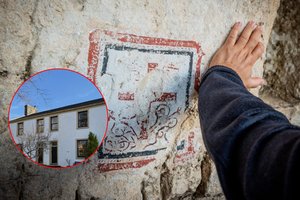 Įsigijusi seną namą pora nesitikėjo tokios staigmenos: po grindimis aptiko keistų žinučių