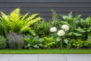 Toks gėlynas visą sezoną „laikosi pats“: mažiau akivaizdūs, bet veiksmingi sprendimai