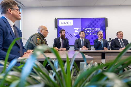 Lietuva susitarė dėl greitesnių sprendimų prieš oro grėsmes: tikisi – bus priemonė, kovojanti tiek su dronais, tiek balionais