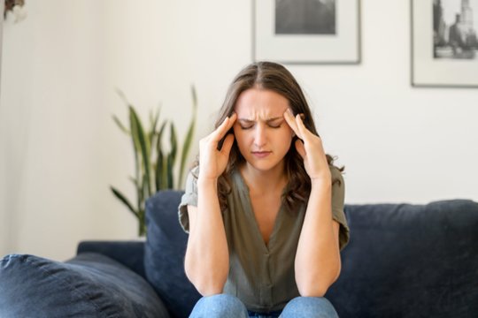 Hormonai, stresas ar net bakterijos: kas iš tikrųjų gali sukelti migreną?