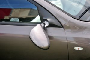 Panevėžyje nuniokoti trys automobiliai – vagišių domino veidrodėlių stikliukai