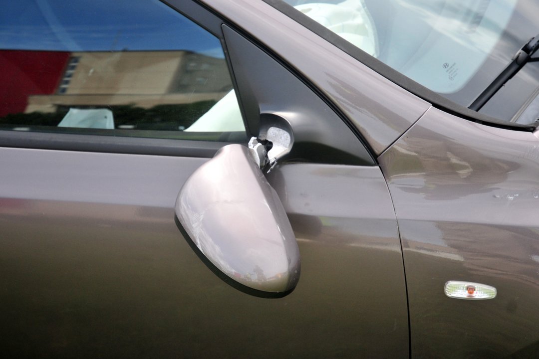 Panevėžyje nuniokoti trys automobiliai – vagišių domino veidrodėlių stikliukai