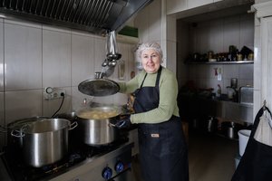 Konkurentų išvaryta iš mokyklos grįžo prie jaunystės svajonės – dabar Sigitos pagamintų koldūnų valgyti važiuoja nepaisydami atstumų