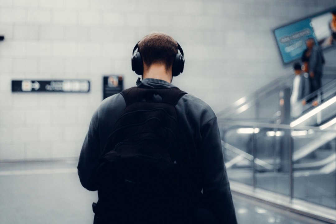 Dalis žmonių su ausinėmis praleidžia kone visą darbo dieną: kaip jas naudoti ir dėvėti taisyklingai?