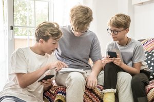 Paauglių dievukai internete: kas slepiasi už „manosferos“ ir ką būtina žinoti tėvams?