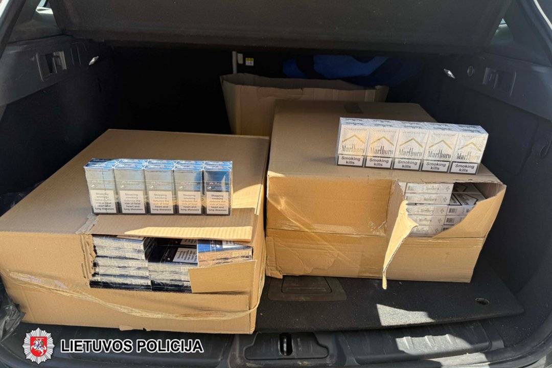 Girtus vairuotojus medžioję Tauragės pareigūnai rado dvi dėžes kontrabandinių cigarečių