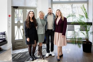 „Aš dar dainuosiu“ – kaip išlaikyti viltį, skambant sunkiausioms gyvenimo natoms, kai žemė slysta iš po kojų