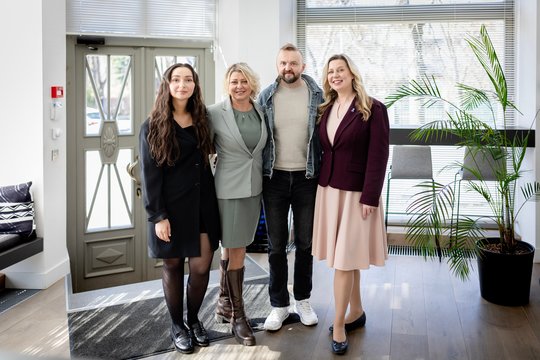 „Aš dar dainuosiu“ – kaip išlaikyti viltį, skambant sunkiausioms gyvenimo natoms, kai žemė slysta iš po kojų