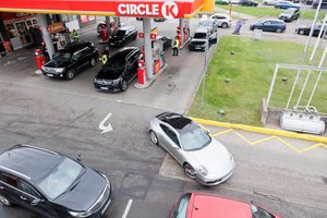 Džiaugiasi planais mažinti kuro akcizą, bet pasigenda ilgalaikių sprendimų