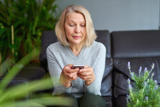 „Tik neišduokite vaikams“: ką senjorai slepia „Tinder“ programėlėje?