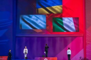 Rusės nenoras pagerbti Ukrainos vėliavą virsta skandalu 