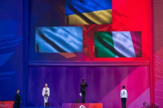 Rusės nenoras pagerbti Ukrainos vėliavą virsta skandalu 