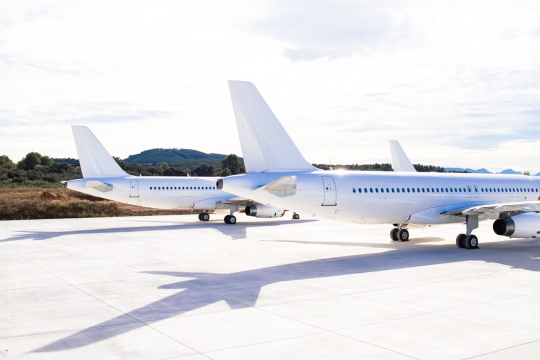 Karas Artimuosiuose Rytuose keičia skrydžių bendrovių planus: atskleidė, kokių priemonių tenka imtis