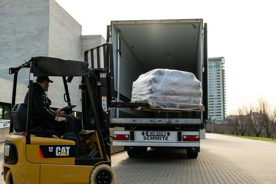 Lietuva ruošiasi Venecijos bienalei: svarbiausias krovinys jau kelyje