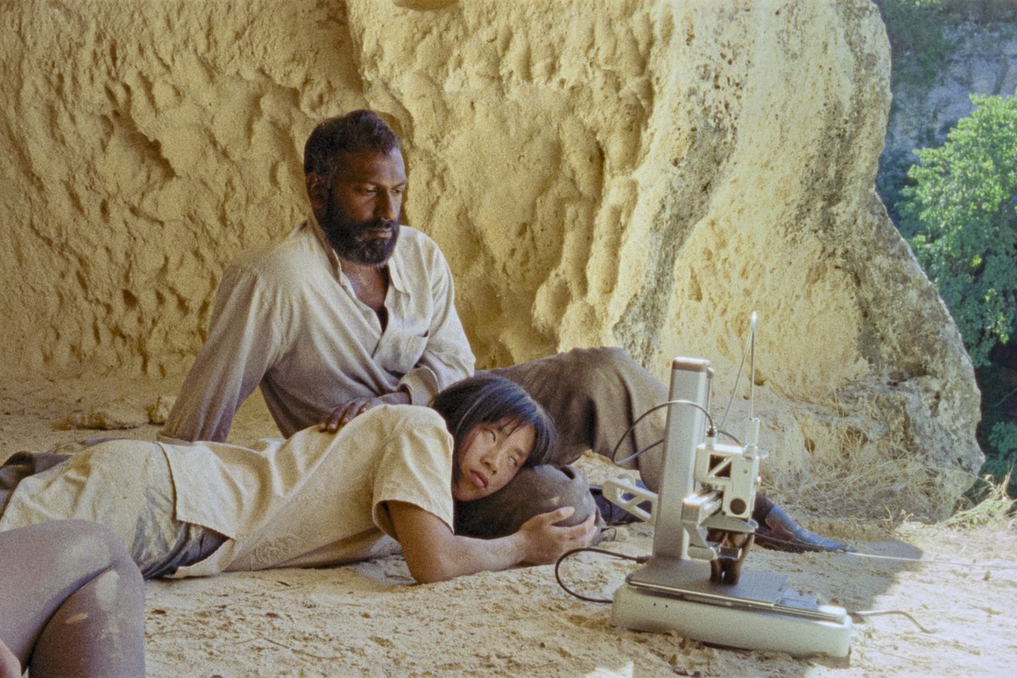 Vaizdas iš Eglės Budvytytės kūrinio „gyva gyva-ta“. Trikanalė kino instaliacija, suskaitmeninta 16 mm juosta, 4K projekcijos, 80 min.<br>Gintarės Grigėnaitės /LNDM nuotr