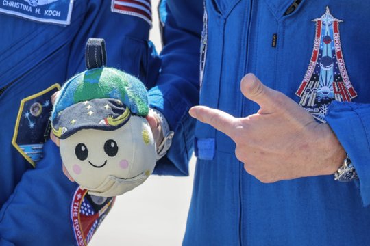 Trečia diena kosmose: astronautai jau mato Mėnulį vis didesnį