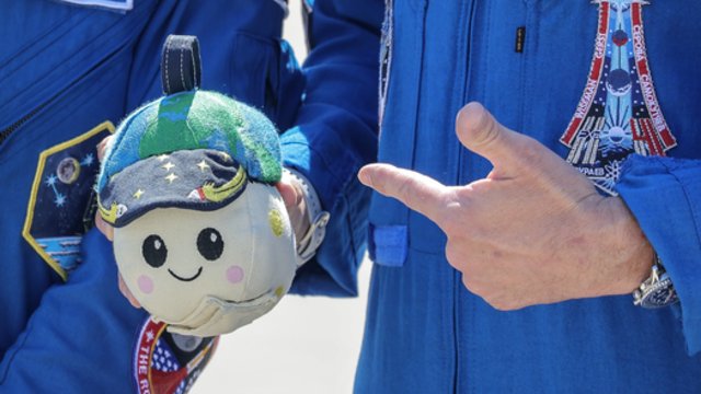 Trečia diena kosmose: astronautai jau mato Mėnulį vis didesnį