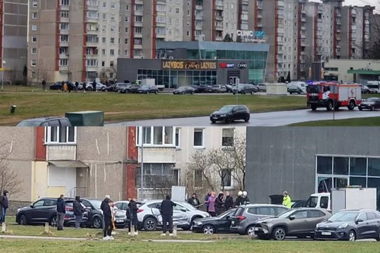 Šilainiuose automobilis galimai kliudė pastatą