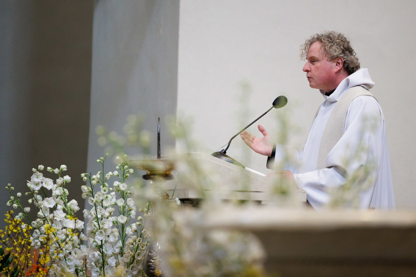 Prieš šv. Velykų sekmadienį – gausi minia tikinčiųjų Vilniaus arkikatedroje. Čia šeštadienį vyko Šv. mišios, kurių metu buvo šventinamas maistas, tad vilniečiai į maldos namus vyko ne tuščiomis. Gausią minią įamžino portalo Lrytas fotografas Vygintas Skaraitis.<br>V. Skaraičio nuotr.