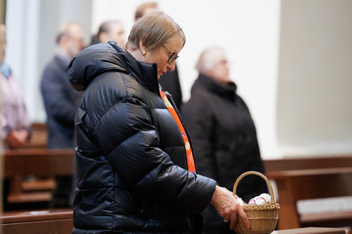 Prieš šv. Velykų sekmadienį – gausi minia tikinčiųjų Vilniaus arkikatedroje. Čia šeštadienį vyko Šv. mišios, kurių metu buvo šventinamas maistas, tad vilniečiai į maldos namus vyko ne tuščiomis. Gausią minią įamžino portalo Lrytas fotografas Vygintas Skaraitis.<br>V. Skaraičio nuotr.