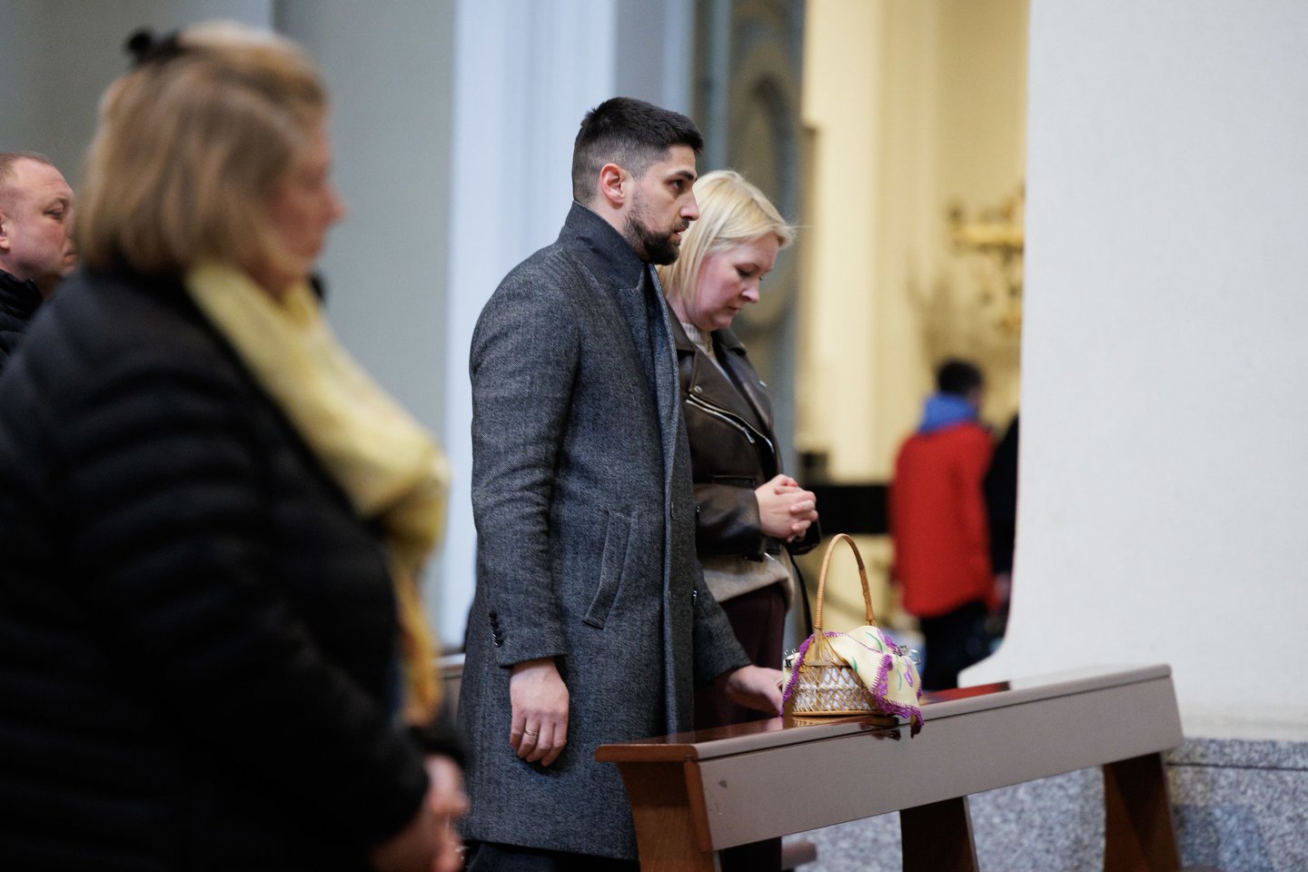 Prieš šv. Velykų sekmadienį – gausi minia tikinčiųjų Vilniaus arkikatedroje. Čia šeštadienį vyko Šv. mišios, kurių metu buvo šventinamas maistas, tad vilniečiai į maldos namus vyko ne tuščiomis. Gausią minią įamžino portalo Lrytas fotografas Vygintas Skaraitis.<br>V. Skaraičio nuotr.