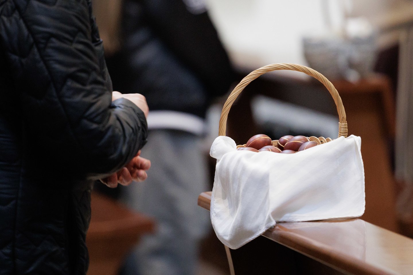 Prieš šv. Velykų sekmadienį – gausi minia tikinčiųjų Vilniaus arkikatedroje. Čia šeštadienį vyko Šv. mišios, kurių metu buvo šventinamas maistas, tad vilniečiai į maldos namus vyko ne tuščiomis. Gausią minią įamžino portalo Lrytas fotografas Vygintas Skaraitis.<br>V. Skaraičio nuotr.