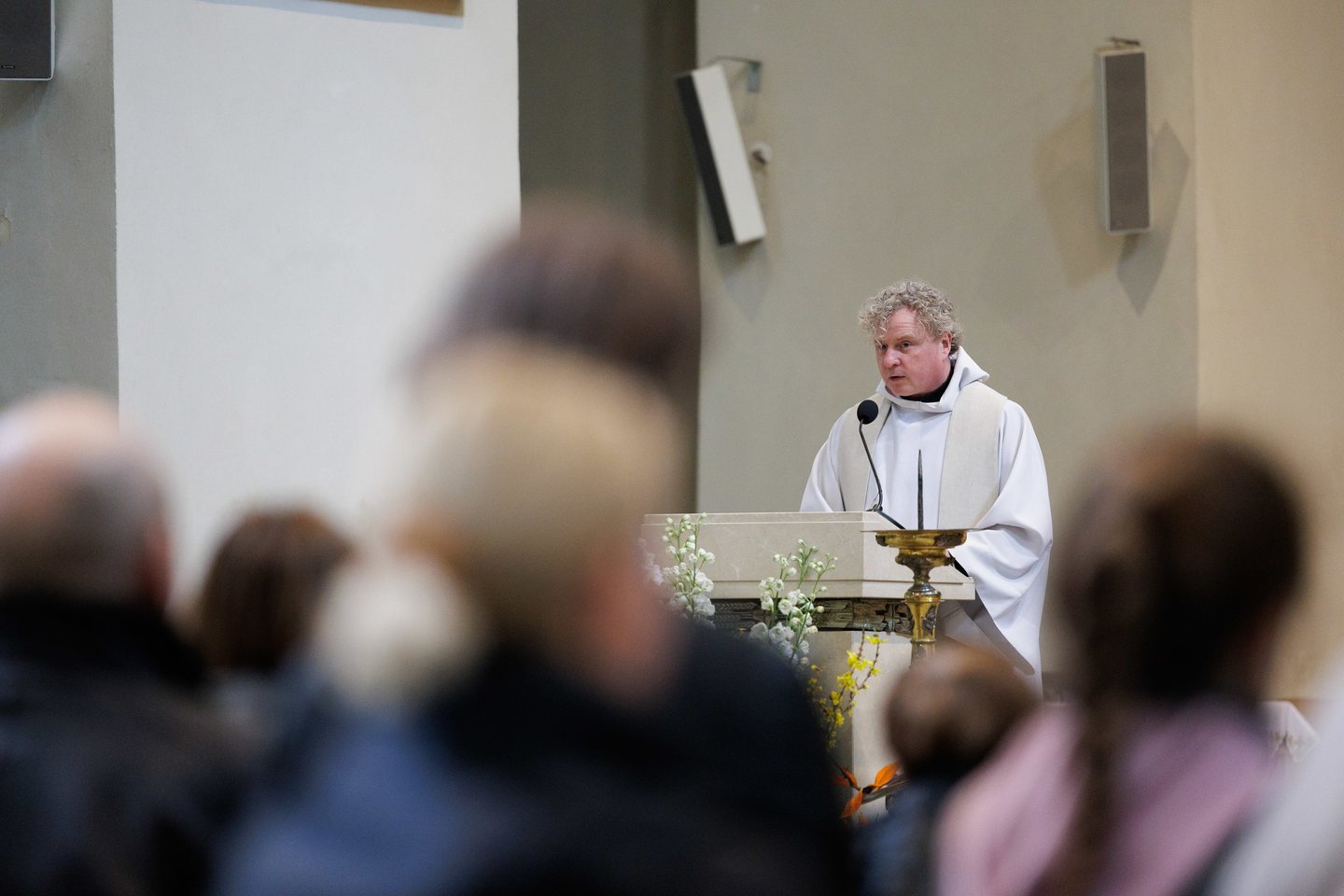 Prieš šv. Velykų sekmadienį – gausi minia tikinčiųjų Vilniaus arkikatedroje. Čia šeštadienį vyko Šv. mišios, kurių metu buvo šventinamas maistas, tad vilniečiai į maldos namus vyko ne tuščiomis. Gausią minią įamžino portalo Lrytas fotografas Vygintas Skaraitis.<br>V. Skaraičio nuotr.