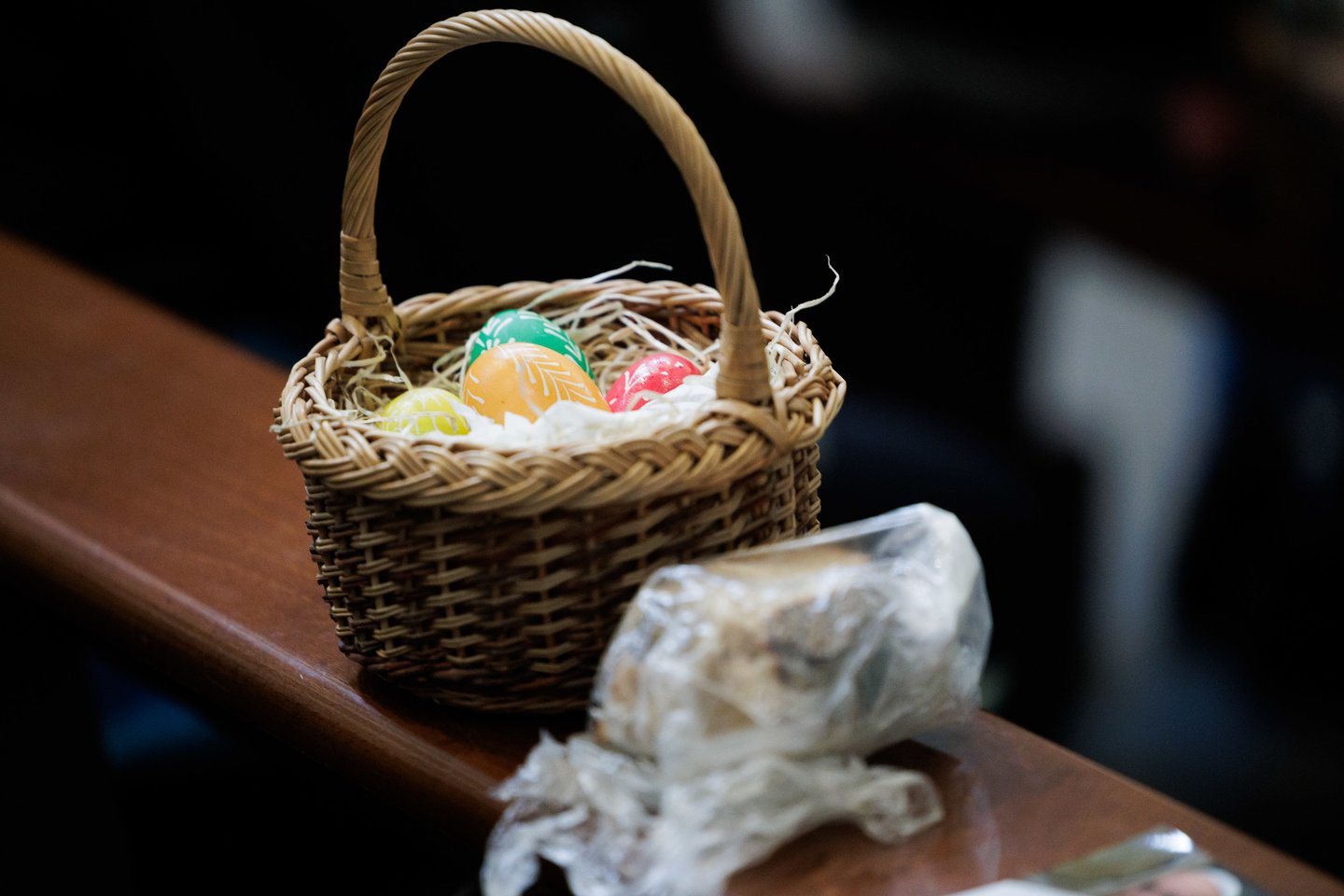 Prieš šv. Velykų sekmadienį – gausi minia tikinčiųjų Vilniaus arkikatedroje. Čia šeštadienį vyko Šv. mišios, kurių metu buvo šventinamas maistas, tad vilniečiai į maldos namus vyko ne tuščiomis. Gausią minią įamžino portalo Lrytas fotografas Vygintas Skaraitis.<br>V. Skaraičio nuotr.