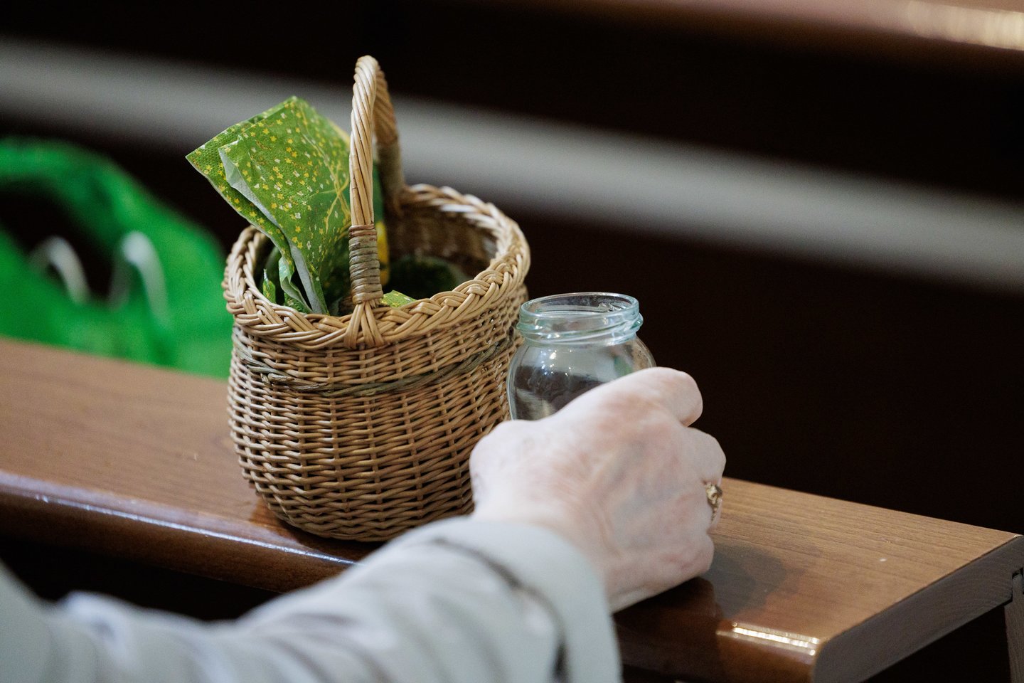 Prieš šv. Velykų sekmadienį – gausi minia tikinčiųjų Vilniaus arkikatedroje. Čia šeštadienį vyko Šv. mišios, kurių metu buvo šventinamas maistas, tad vilniečiai į maldos namus vyko ne tuščiomis. Gausią minią įamžino portalo Lrytas fotografas Vygintas Skaraitis.<br>V. Skaraičio nuotr.