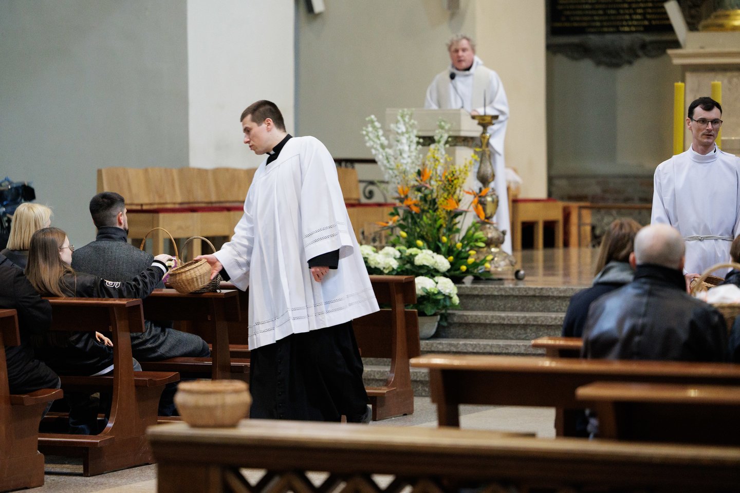 Prieš šv. Velykų sekmadienį – gausi minia tikinčiųjų Vilniaus arkikatedroje. Čia šeštadienį vyko Šv. mišios, kurių metu buvo šventinamas maistas, tad vilniečiai į maldos namus vyko ne tuščiomis. Gausią minią įamžino portalo Lrytas fotografas Vygintas Skaraitis.<br>V. Skaraičio nuotr.