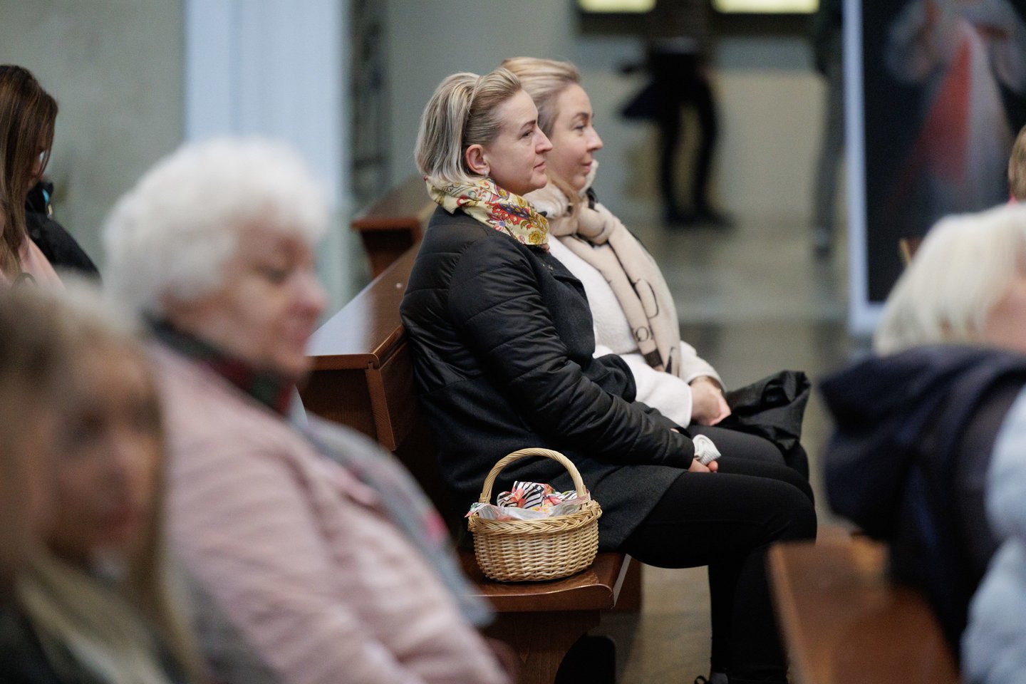 Prieš šv. Velykų sekmadienį – gausi minia tikinčiųjų Vilniaus arkikatedroje. Čia šeštadienį vyko Šv. mišios, kurių metu buvo šventinamas maistas, tad vilniečiai į maldos namus vyko ne tuščiomis. Gausią minią įamžino portalo Lrytas fotografas Vygintas Skaraitis.<br>V. Skaraičio nuotr.