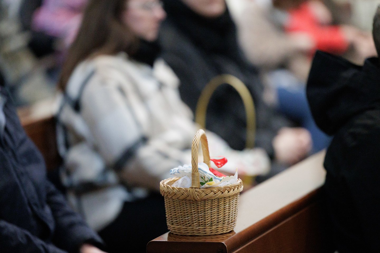 Prieš šv. Velykų sekmadienį – gausi minia tikinčiųjų Vilniaus arkikatedroje. Čia šeštadienį vyko Šv. mišios, kurių metu buvo šventinamas maistas, tad vilniečiai į maldos namus vyko ne tuščiomis. Gausią minią įamžino portalo Lrytas fotografas Vygintas Skaraitis.<br>V. Skaraičio nuotr.