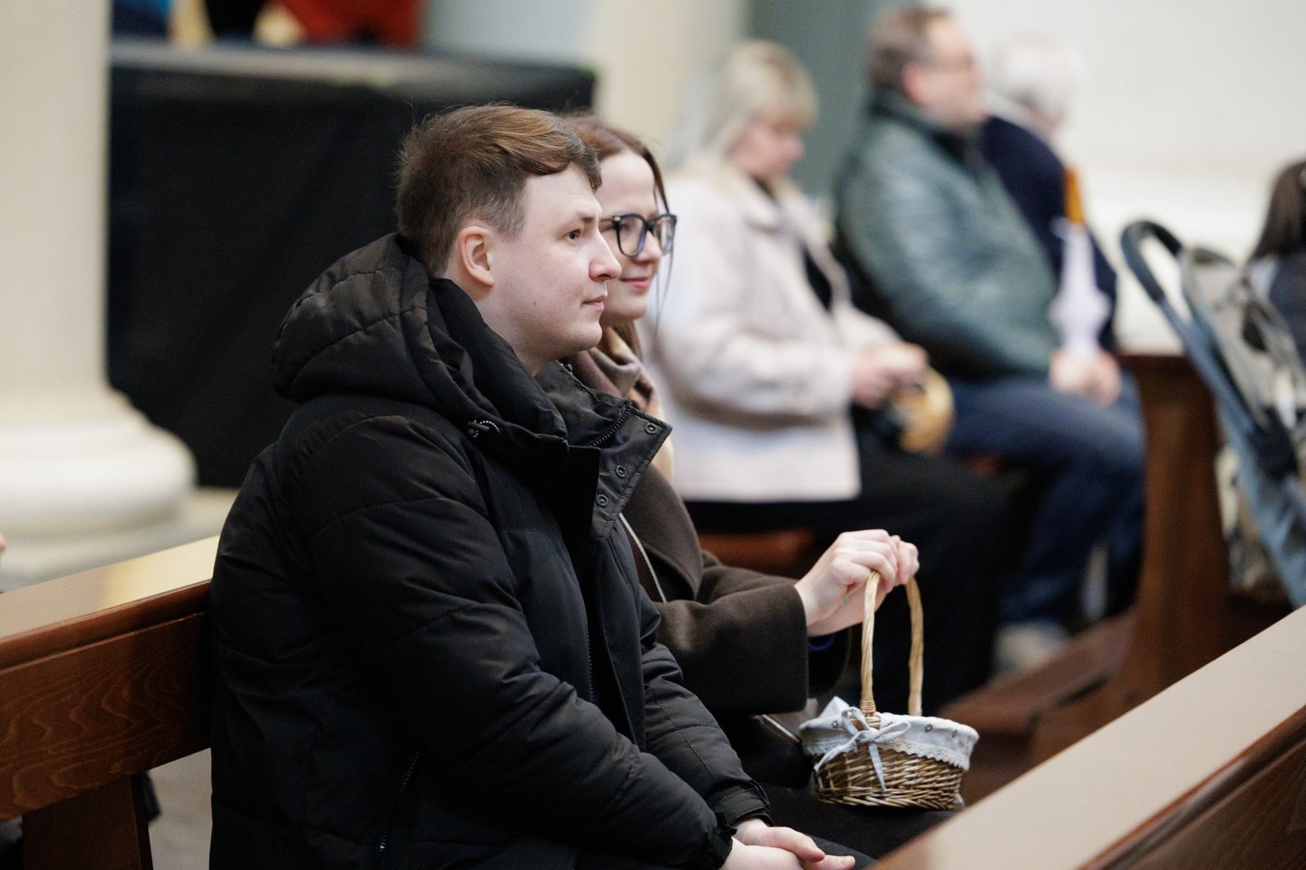 Prieš šv. Velykų sekmadienį – gausi minia tikinčiųjų Vilniaus arkikatedroje. Čia šeštadienį vyko Šv. mišios, kurių metu buvo šventinamas maistas, tad vilniečiai į maldos namus vyko ne tuščiomis. Gausią minią įamžino portalo Lrytas fotografas Vygintas Skaraitis.<br>V. Skaraičio nuotr.