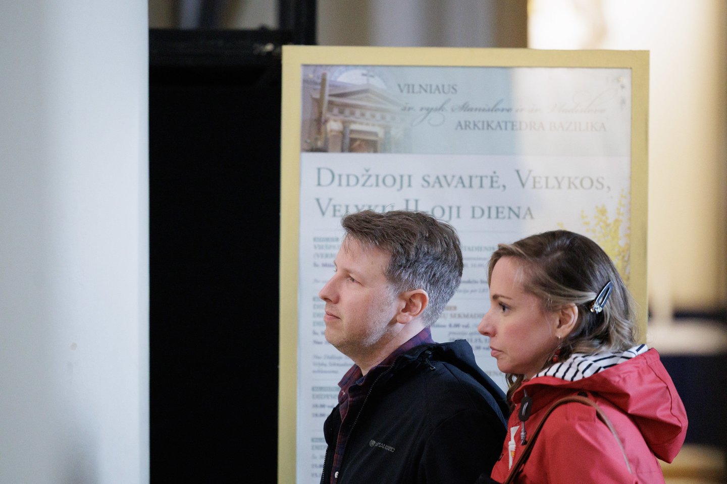 Prieš šv. Velykų sekmadienį – gausi minia tikinčiųjų Vilniaus arkikatedroje. Čia šeštadienį vyko Šv. mišios, kurių metu buvo šventinamas maistas, tad vilniečiai į maldos namus vyko ne tuščiomis. Gausią minią įamžino portalo Lrytas fotografas Vygintas Skaraitis.<br>V. Skaraičio nuotr.