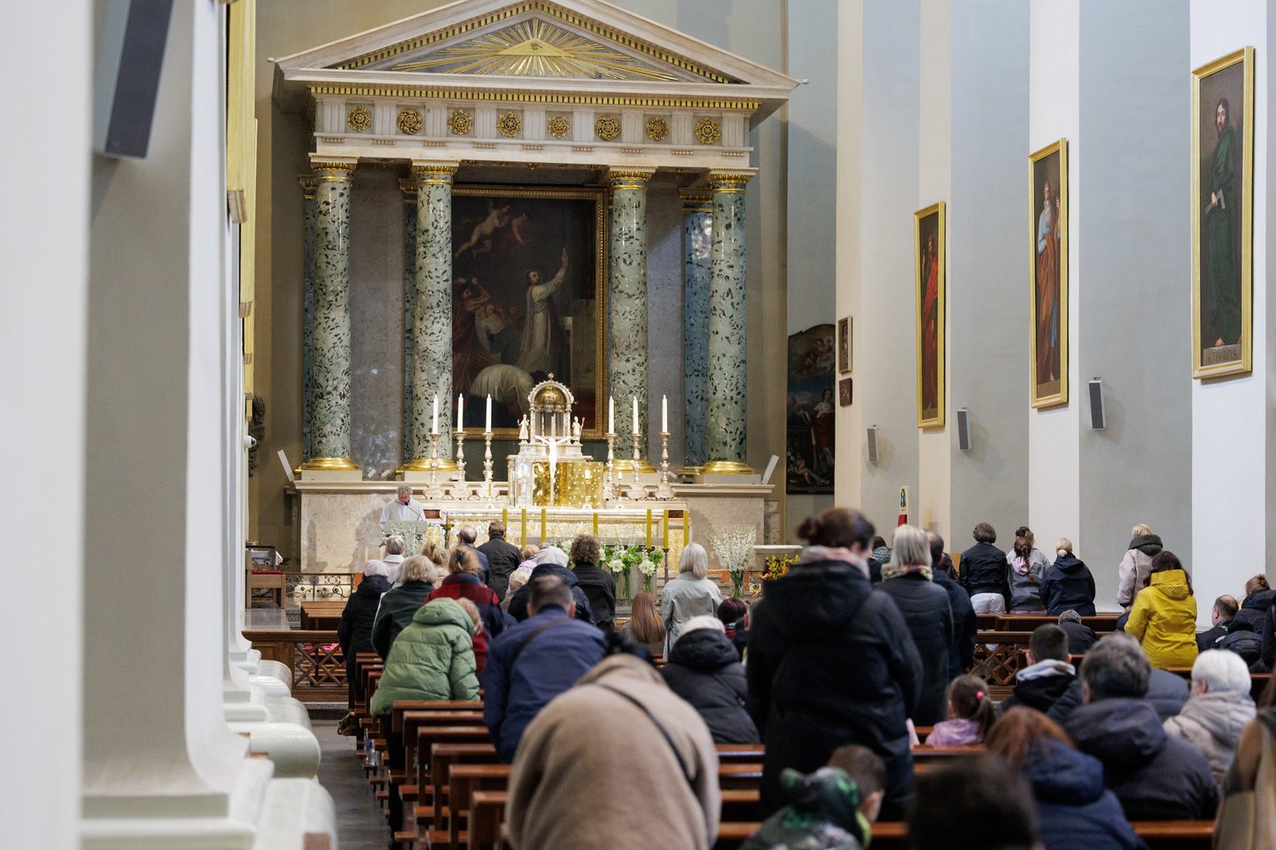 Prieš šv. Velykų sekmadienį – gausi minia tikinčiųjų Vilniaus arkikatedroje. Čia šeštadienį vyko Šv. mišios, kurių metu buvo šventinamas maistas, tad vilniečiai į maldos namus vyko ne tuščiomis. Gausią minią įamžino portalo Lrytas fotografas Vygintas Skaraitis.<br>V. Skaraičio nuotr.