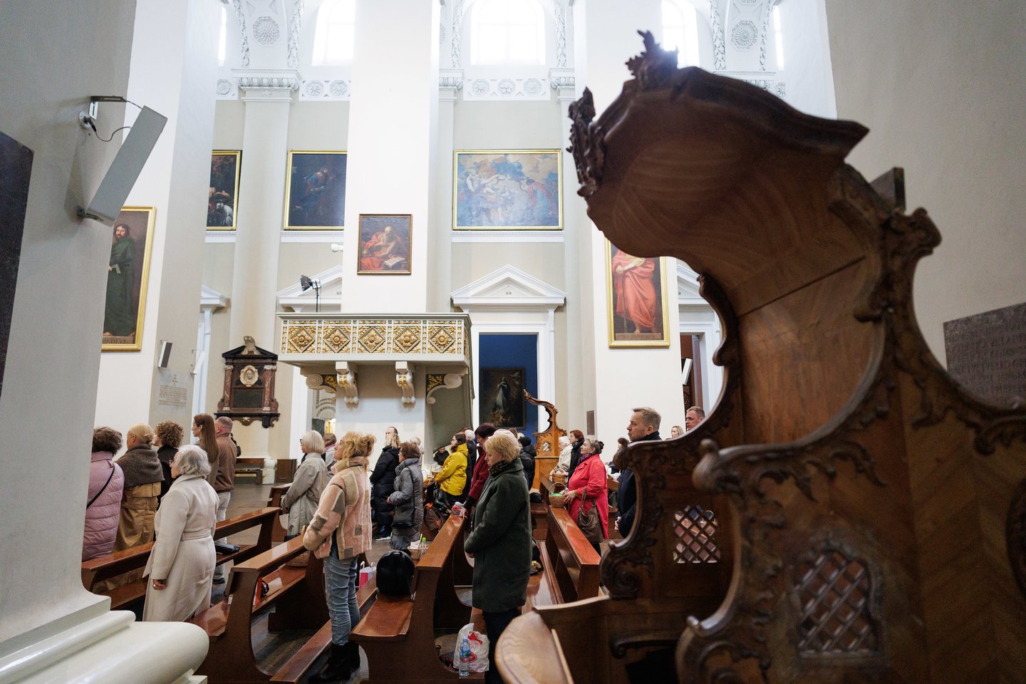 Prieš šv. Velykų sekmadienį – gausi minia tikinčiųjų Vilniaus arkikatedroje. Čia šeštadienį vyko Šv. mišios, kurių metu buvo šventinamas maistas, tad vilniečiai į maldos namus vyko ne tuščiomis. Gausią minią įamžino portalo Lrytas fotografas Vygintas Skaraitis.<br>V. Skaraičio nuotr.