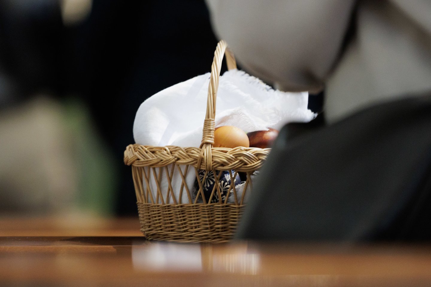 Prieš šv. Velykų sekmadienį – gausi minia tikinčiųjų Vilniaus arkikatedroje. Čia šeštadienį vyko Šv. mišios, kurių metu buvo šventinamas maistas, tad vilniečiai į maldos namus vyko ne tuščiomis. Gausią minią įamžino portalo Lrytas fotografas Vygintas Skaraitis.<br>V. Skaraičio nuotr.