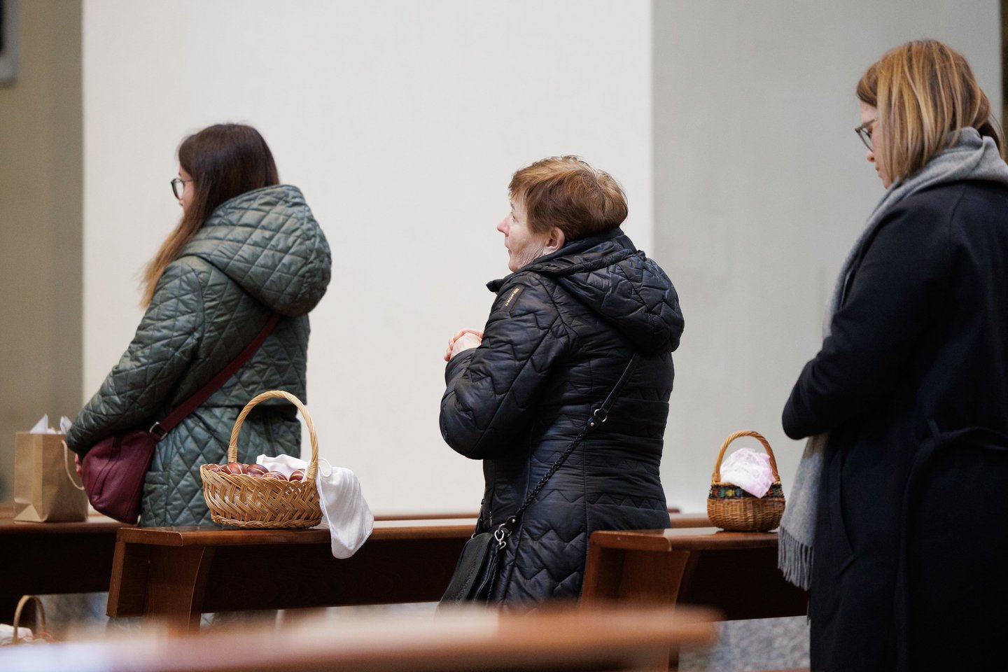 Prieš šv. Velykų sekmadienį – gausi minia tikinčiųjų Vilniaus arkikatedroje. Čia šeštadienį vyko Šv. mišios, kurių metu buvo šventinamas maistas, tad vilniečiai į maldos namus vyko ne tuščiomis. Gausią minią įamžino portalo Lrytas fotografas Vygintas Skaraitis.<br>V. Skaraičio nuotr.
