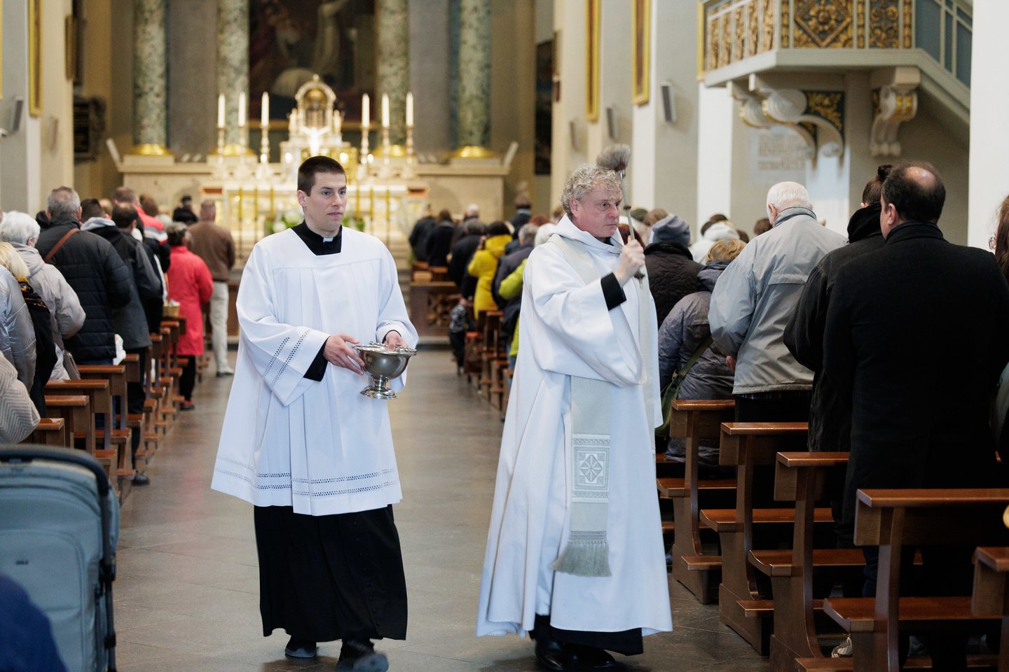 Prieš šv. Velykų sekmadienį – gausi minia tikinčiųjų Vilniaus arkikatedroje. Čia šeštadienį vyko Šv. mišios, kurių metu buvo šventinamas maistas, tad vilniečiai į maldos namus vyko ne tuščiomis. Gausią minią įamžino portalo Lrytas fotografas Vygintas Skaraitis.<br>V. Skaraičio nuotr.