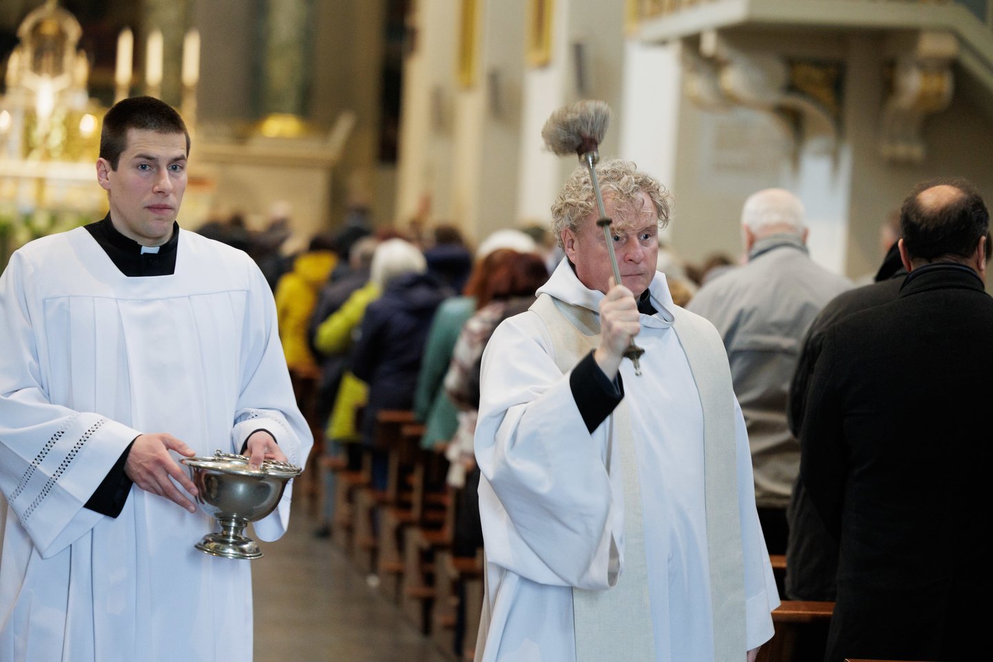 Prieš šv. Velykų sekmadienį – gausi minia tikinčiųjų Vilniaus arkikatedroje. Čia šeštadienį vyko Šv. mišios, kurių metu buvo šventinamas maistas, tad vilniečiai į maldos namus vyko ne tuščiomis. Gausią minią įamžino portalo Lrytas fotografas Vygintas Skaraitis.<br>V. Skaraičio nuotr.